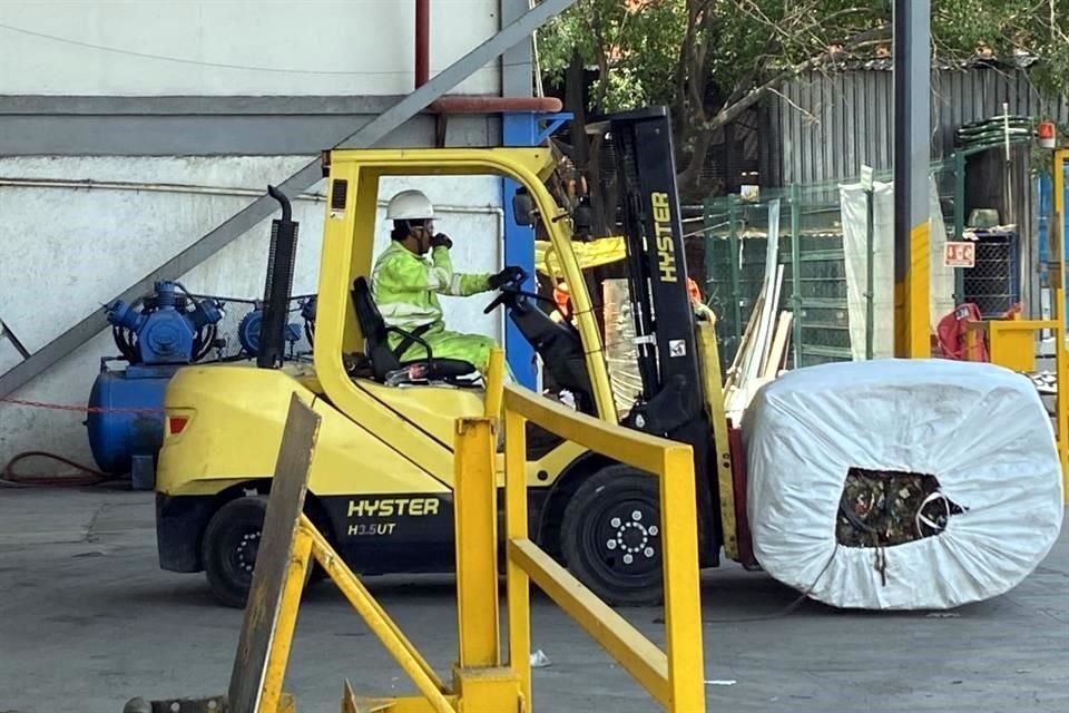 Las lonas y pendones son comprimidos para su uso como combustible en los hornos.