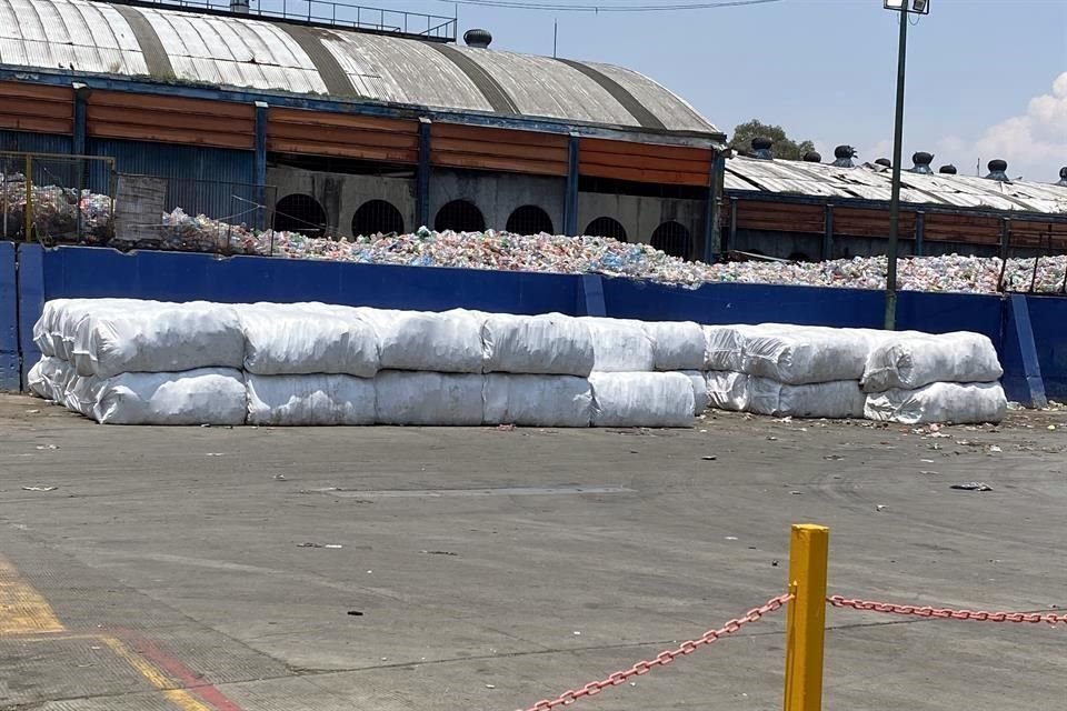 Los residuos se agrupan en costales para evitar que se muevan en el traslado.