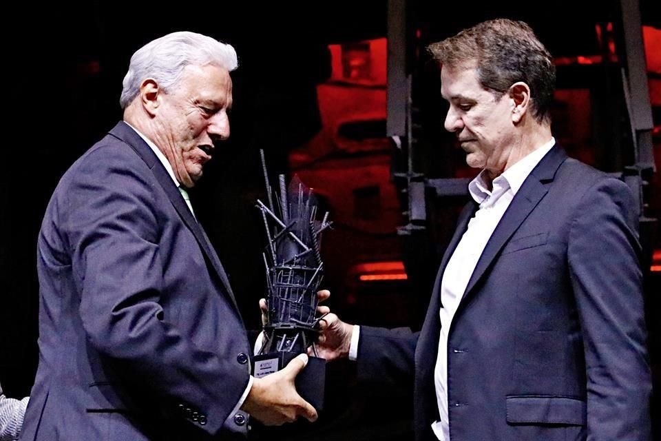 Luis López (izq.) recibió un reconocimiento de Raúl Gutiérrez Muguerza, presidente del Consejo del Museo del Acero Horno3.