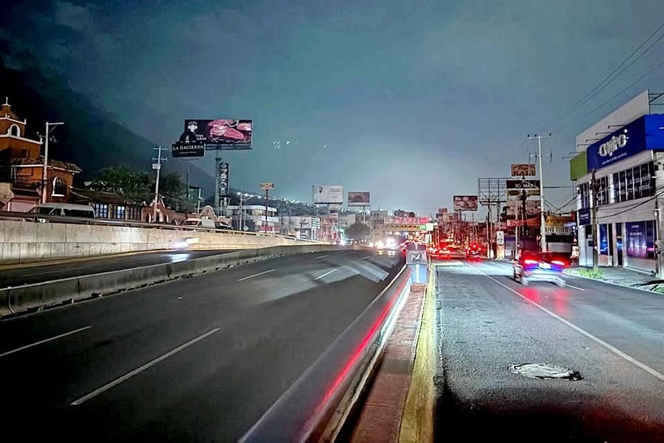 MONTERREY.- Diversas calles y avenidas se quedaron a oscuras luego de las ráfagas de viento.