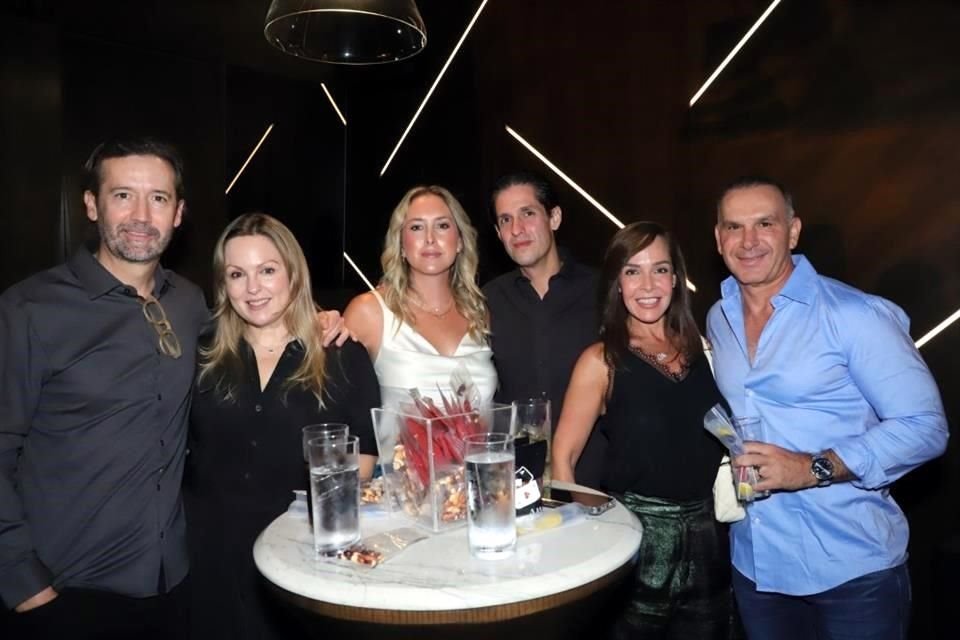 Bernardo Flores, Daniela Benavides de Flores, Florencia Fonseca de Cid, Ricardo Cid, Sharis Cid de Canavati y Pete Canavati