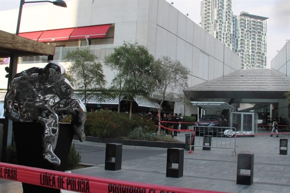 Dos hombres fueron atacados a balazos en una plaza comercial en Boulevard Puerta de Hierro, en Zapopan.