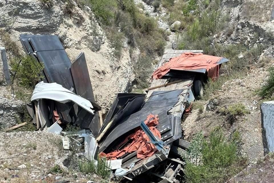 Juan Esteban Saldaña Zúñiga, de 50 años, falleció tras estrellar el tráiler que conducía y terminar al fondo de una cañada de la Carretera a Saltillo.