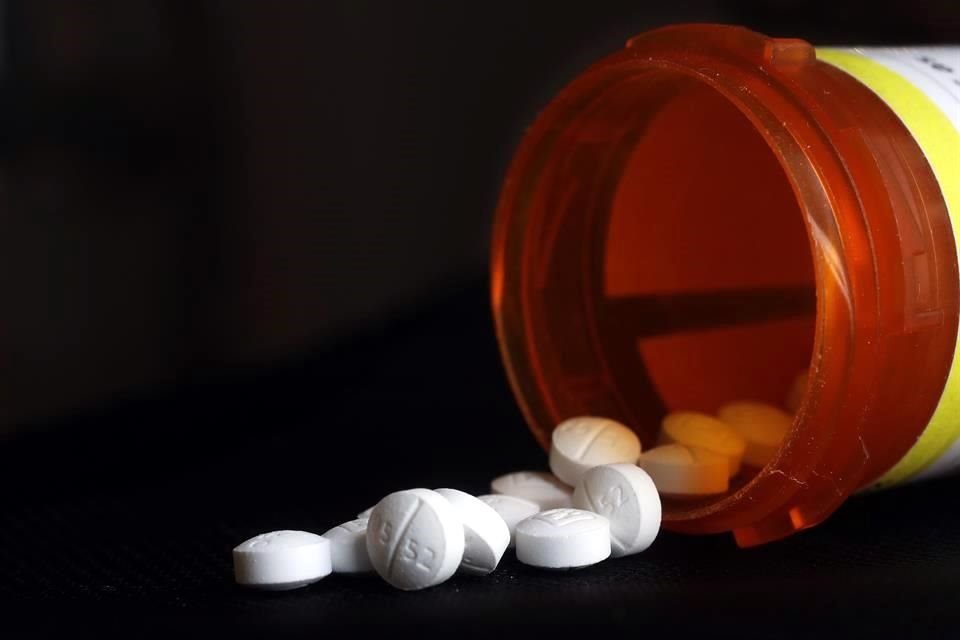 El acuerdo buscará resolver miles de demandas que afirman que las compañías contribuyeron a generar la epidemia de opiodes en EU.