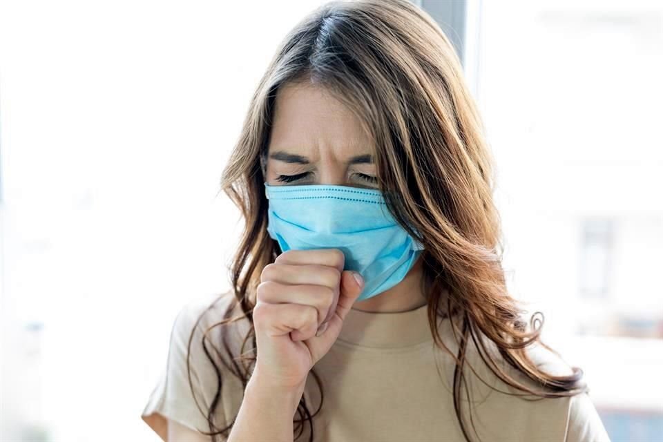 Ante el alza de contagios en los jóvenes de 19 a 44 años de edad, especialistas en Covid-19 exhortan a no bajar la guardia y ser más rigurosos en la prevención de contagios.