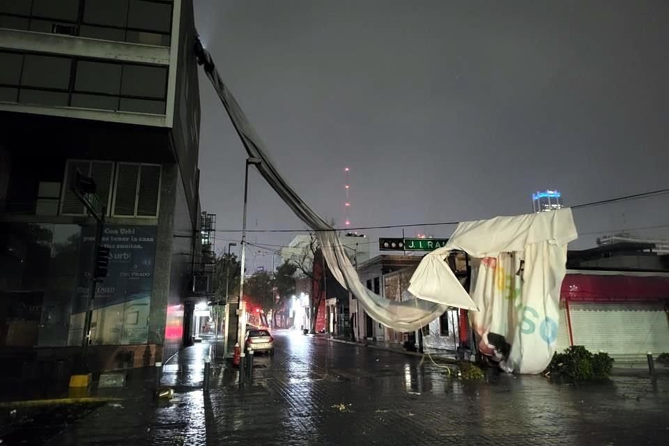 Una lona publicitaria del Edificio Latino cayó por el ventarrón a la calle Juan Ignacio Ramón.
