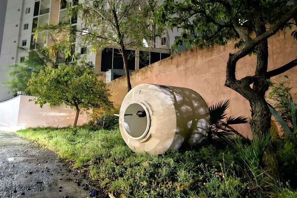 Incluso un tinaco fue derribado por el viento en el sector Céntrika.