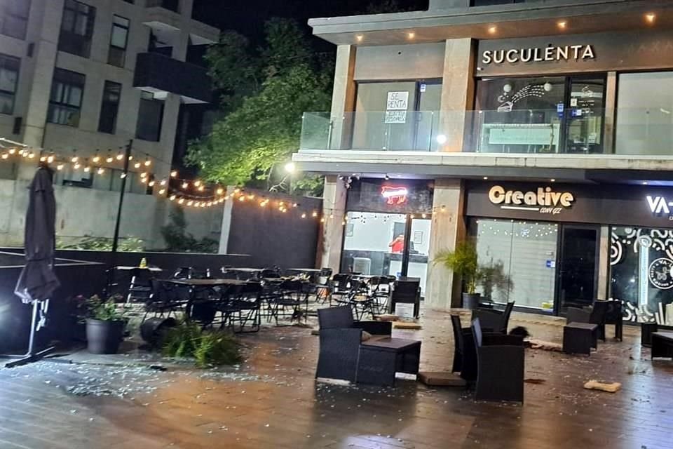 Unos ventanales cayeron en una plaza comercial e hirieron a un hombre, en San Pedro.