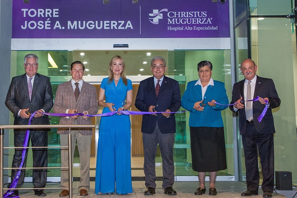 Corte del listón inaugural de la nueva torre.