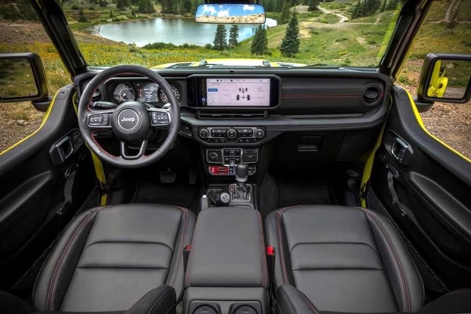 Cuenta con Apple CarPlay y Android Auto inalámbrico, así como bocina desmontable.