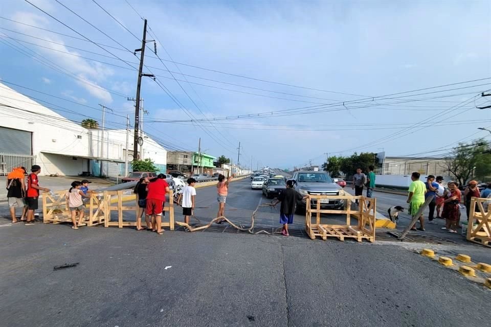 Los afectados taparon la vialidad con tarimas de madera para ejercer presión a la Comisión Federal de Electricidad.