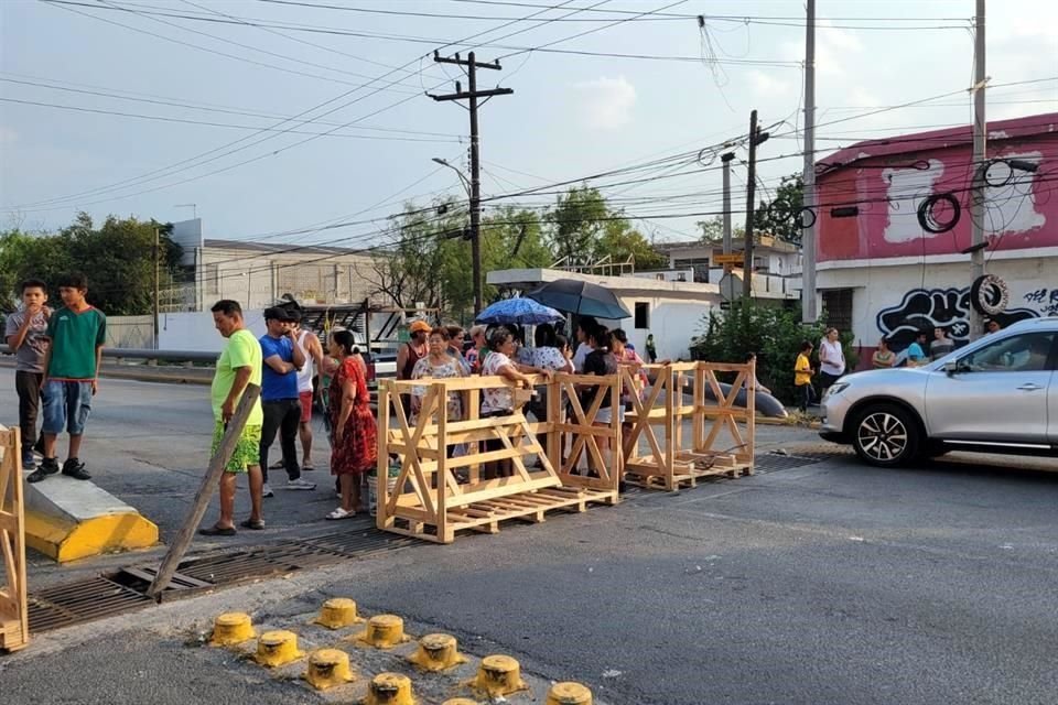 Esto ha generado un colapso vial en la Avenida Bernardo Reyes en ambos sentidos, a la altura del puente de Fidel Velázquez.