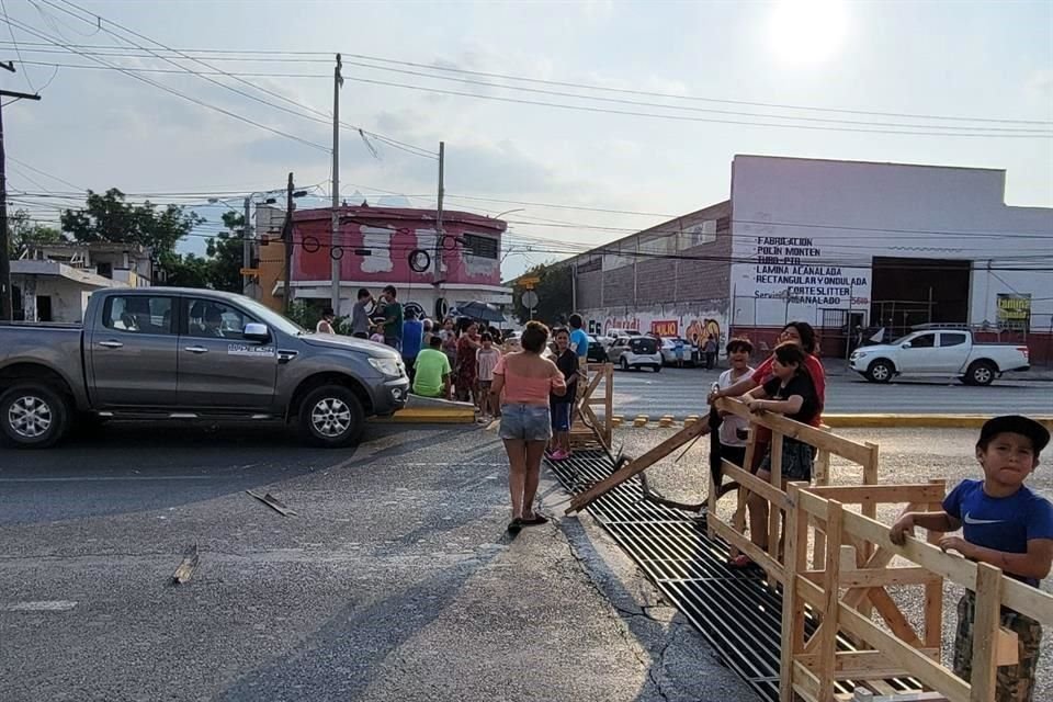 Automovilistas atorados en el tráfico intentan quitar el bloqueo por ellos mismos y se desata un altercado.