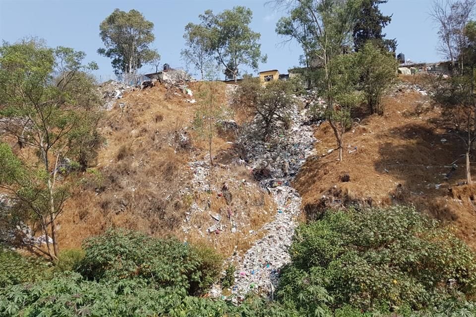 Tanto vecinos como personas que se dedican a acopiar la basura terminan arrojando las bolsas en las barrancas. 