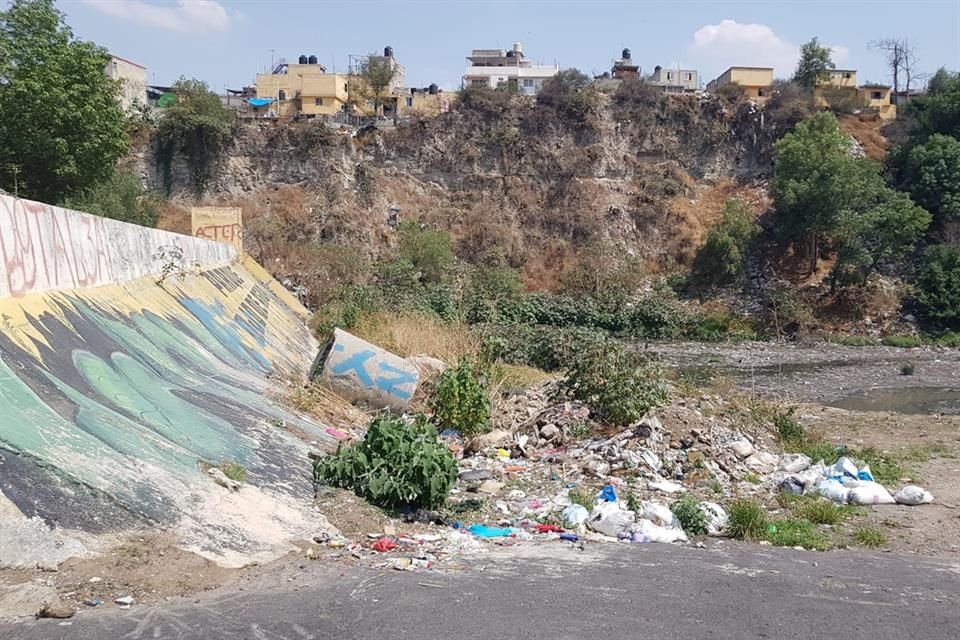 El embalse debería almacenar el caudal de las tormentas para desahogarlo en forma gradual hacia el Drenaje Profundo, función que se encuentra comprometida por los desechos sólidos. 