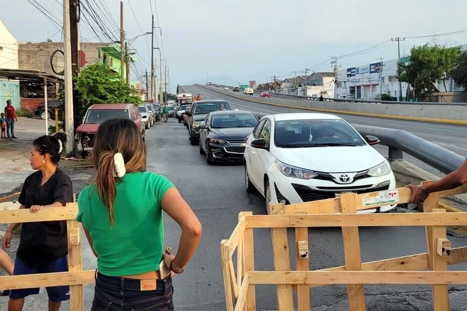 Los autos eran desviados para tomar la lateral de Bernardo Reyes y a las 18:30 horas los manifestantes también la bloquearon la en dirección al norte.