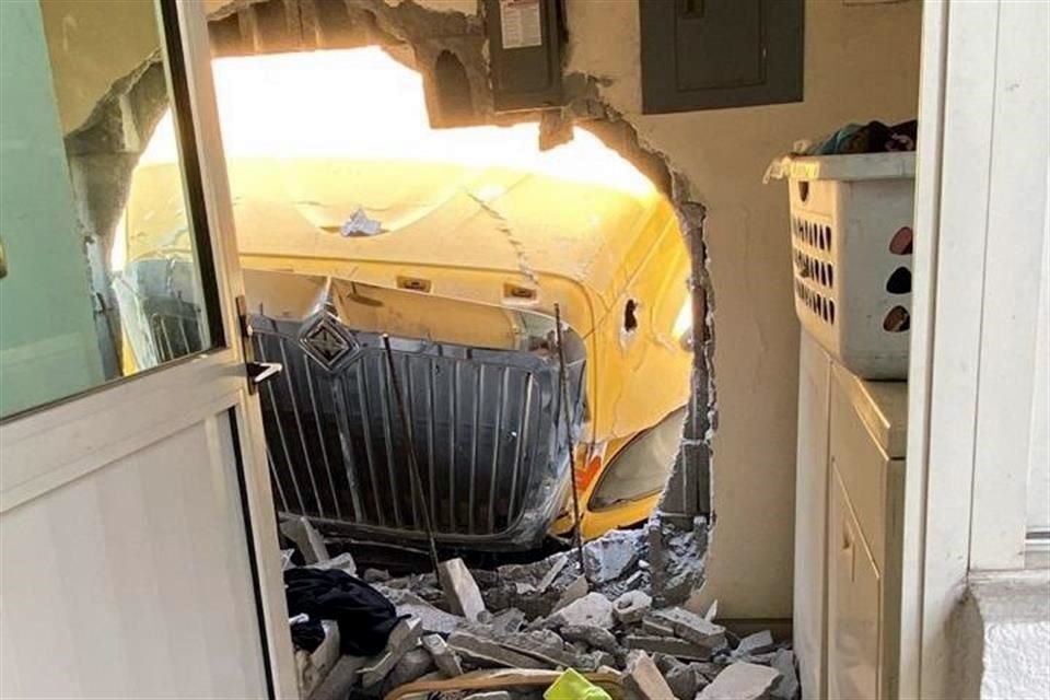 El camión causó un boquete en la casa de la Colonia Cumbres Elite, en el poniente de la Ciudad.