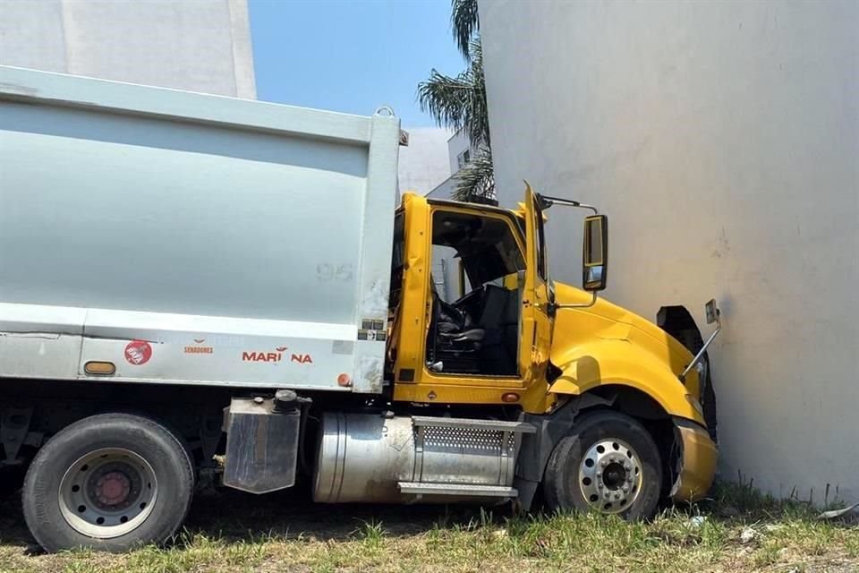 El camión causó un boquete en la casa de la Colonia Cumbres Elite, en el poniente de la Ciudad.