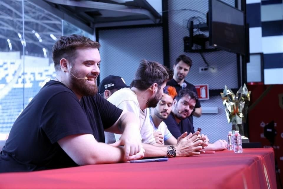 Ibai Llanos, presidente del Porcinos FC, Gerard Piqué, presidente de la Kings League, y Miguel Layún, presidente de la Kings League Americas, estuvieron presentes ayer en el 'Gigante de Acero'.