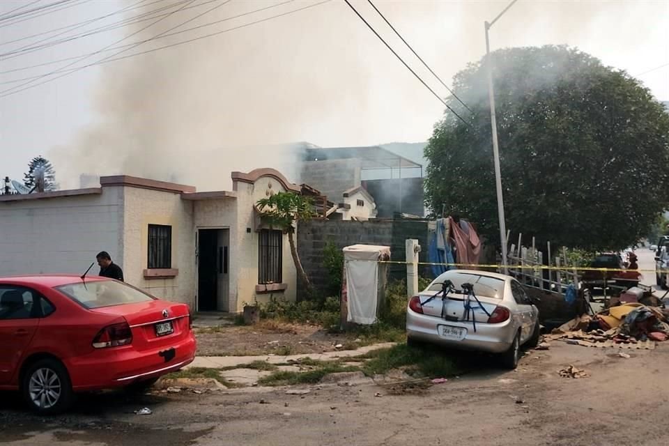 El incendio fue reportado a las 10:00 horas, en una casa de la calle Canal de Aztlán y Tecomán, en la Colonia Barrio Aztlán.