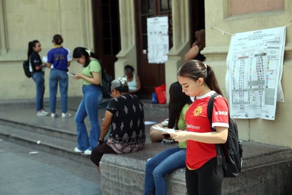 Cientos de estudiantes acudieron hoy a preparatorias de la UANL.