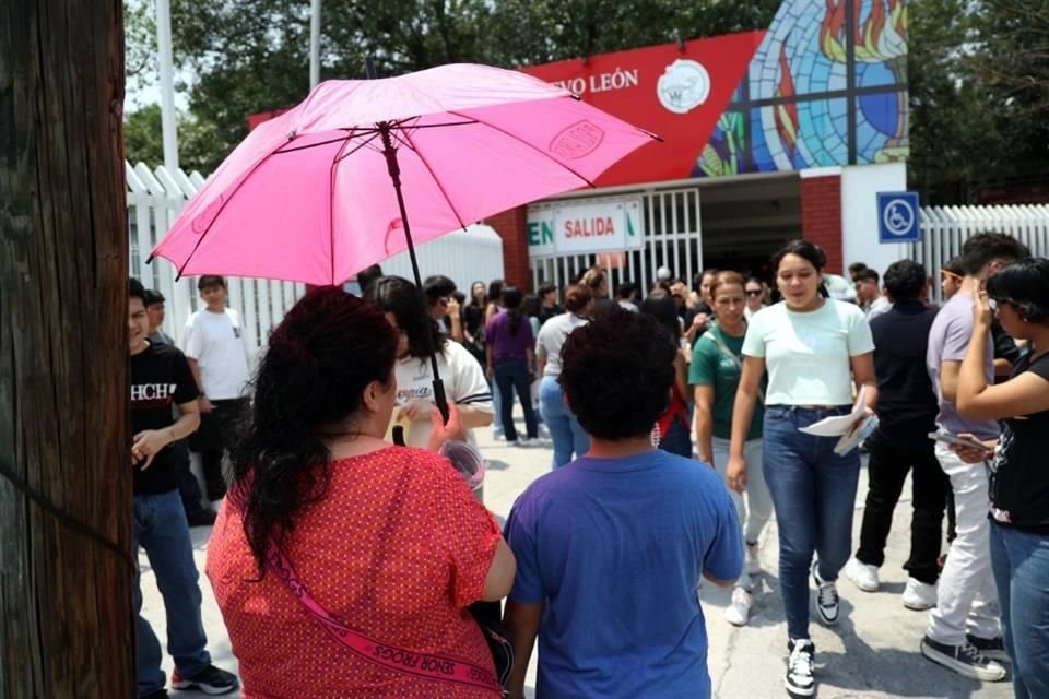 Cientos de estudiantes acudieron hoy a preparatorias de la UANL.