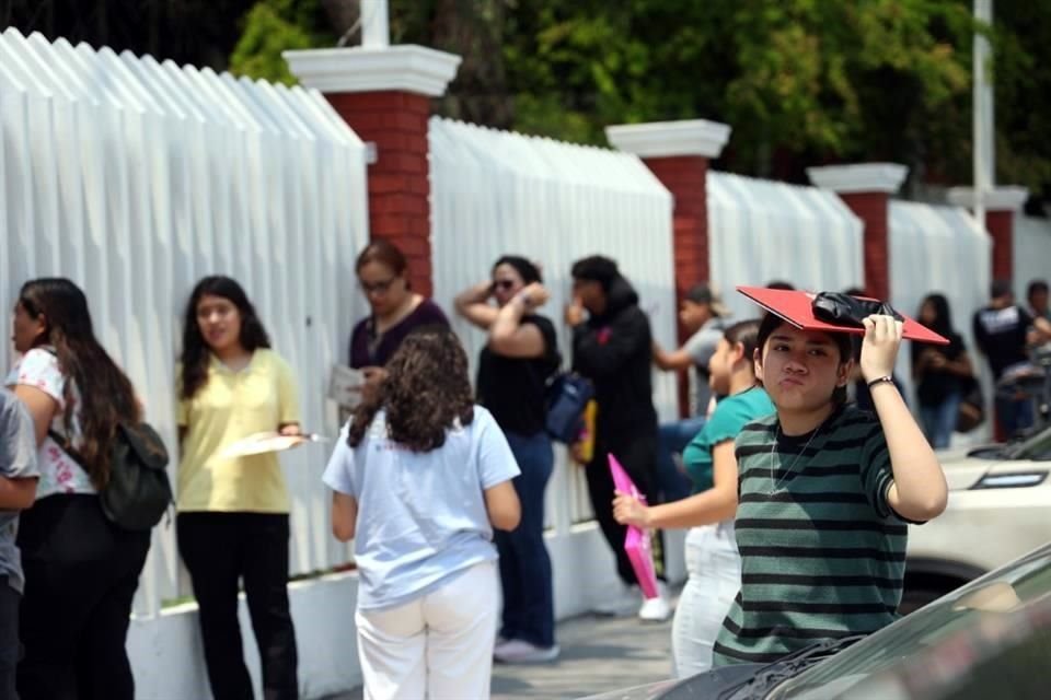 Cientos de estudiantes acudieron hoy a preparatorias de la UANL.