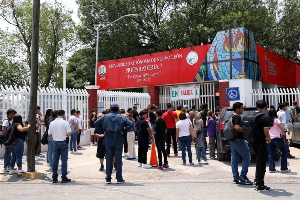 Cientos de estudiantes acudieron hoy a preparatorias de la UANL.