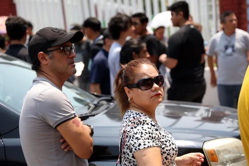 Padres de familia esperaron a sus hijos mientras presentaban el examen.