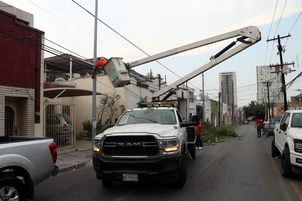 Estos trabajos que iniciaron cerca de las 12:00 horas podrían concluir hasta las 16:00 horas.