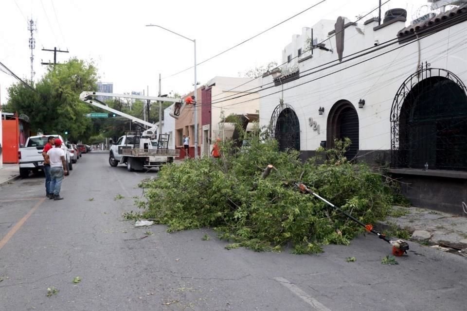 Estos trabajos que iniciaron cerca de las 12:00 horas podrían concluir hasta las 16:00 horas.