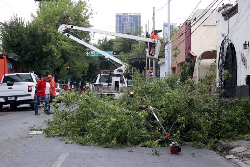 Estos trabajos que iniciaron cerca de las 12:00 horas podrían concluir hasta las 16:00 horas.