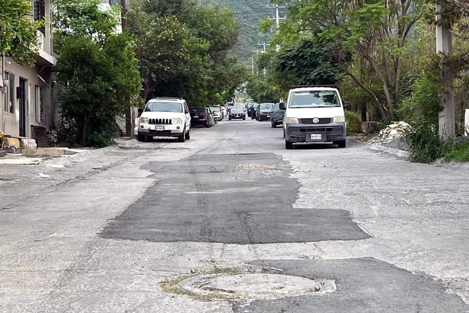 Los vecinos pidieron al Municipio de Monterrey que rehabilite las calles de la Colonia Laderas del Mirador.