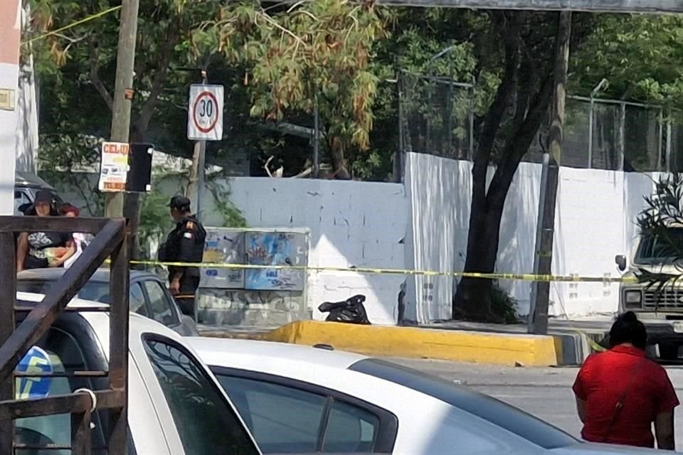 Comerciantes que se alistaban para instalar un mercado rodante encuentran una bolsa negra tirada con restos humanos, en la Col. San Martín.