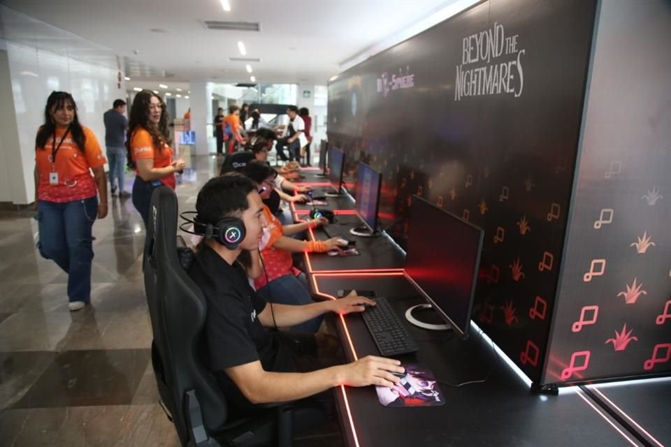 En el Festival Internacional de Cine en Guadalajara (FICG) hay un espacio para que el público experimente con videojuegos en desarrollo.