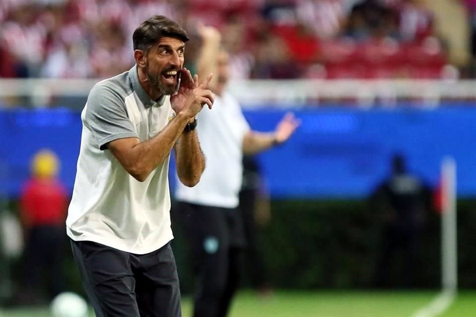 Veljko Paunovic en un partido dirigiendo a Chivas.