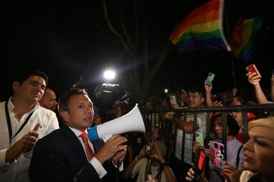 Previo a recibir su constancia saludó a simpatizantes en el Parque de las Estrellas.