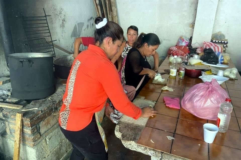 Mujeres cocinan para los pobladores de Tila en la Iglesia de Santiago Apóstol.