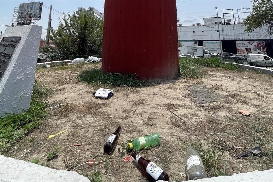 La plaza se encuentra con latas de cerveza y basura.