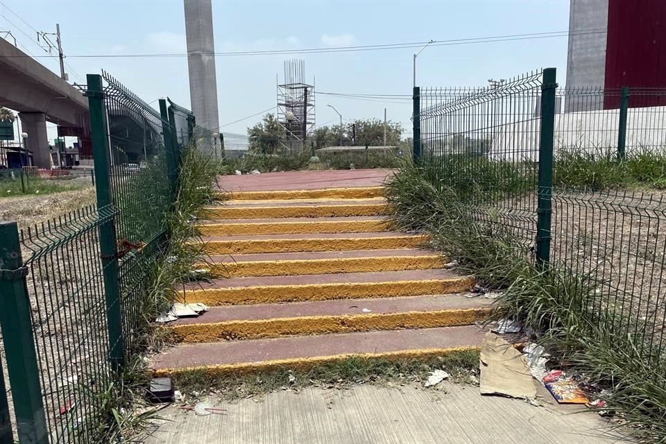 La plaza se encuentra con latas de cerveza y basura.