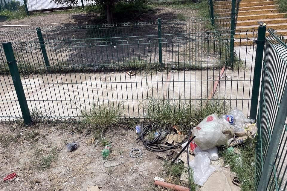 La plaza se encuentra con latas de cerveza y basura.