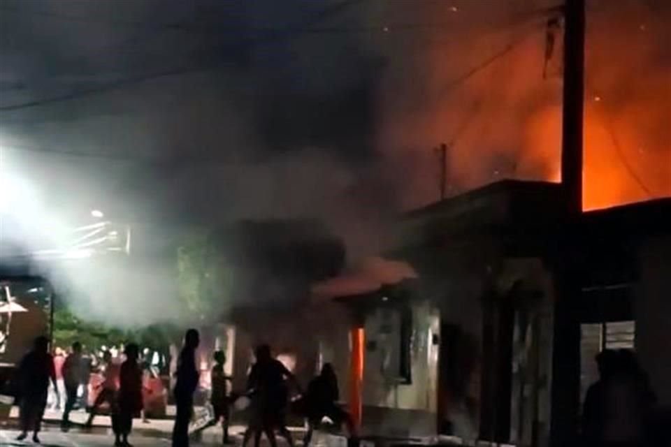 Al menos cinco casas fueron incendiadas esta noche en La Concordia, Chiapas.