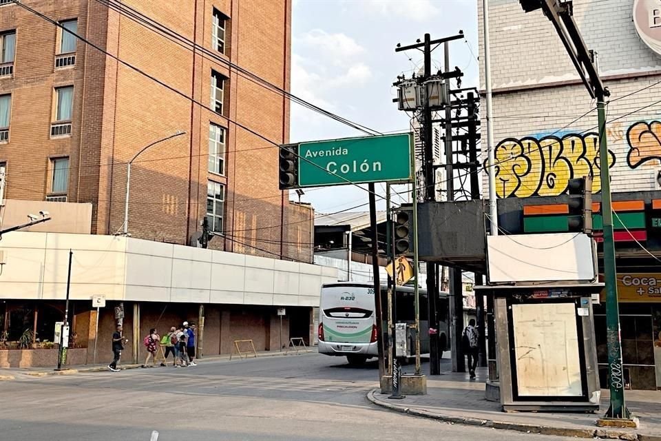 En el Centro de Monterrey hay semáforos sin funcionar, como en Colón y Villagrán.
