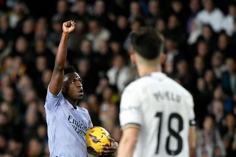 El brasileño celebró un gol en su última visita a Mestalla levantando el puño.