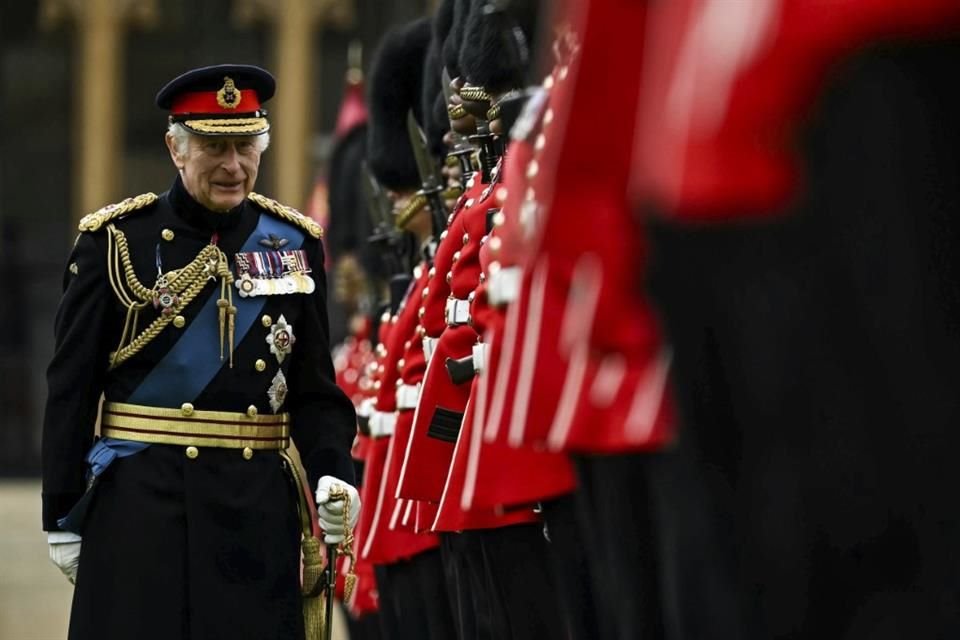 Carlos III se encargó de la revisión de los grupos militares.