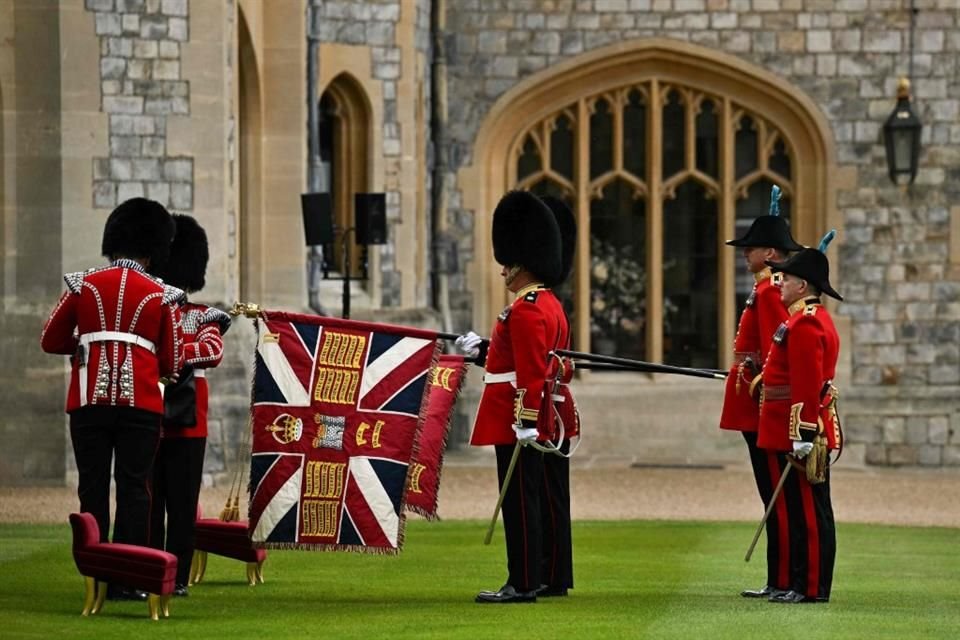 Los soldados izaron la bandera de la guardia irlandesa.