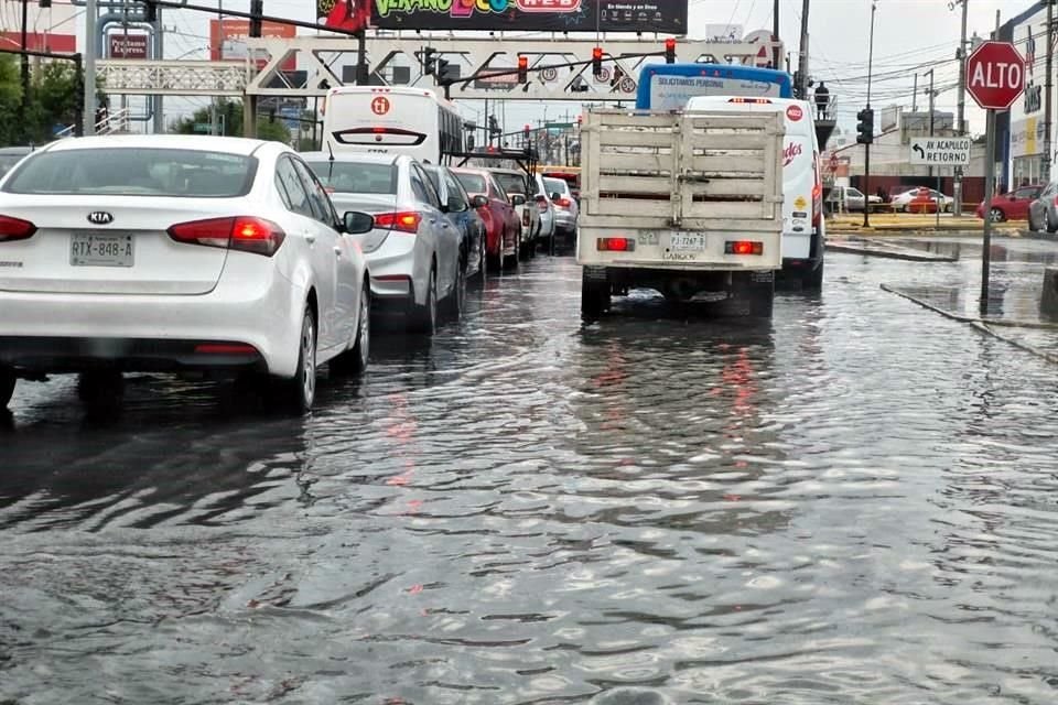 En San Nicolás la tormenta provocó encharcamientos en algunas avenidas.