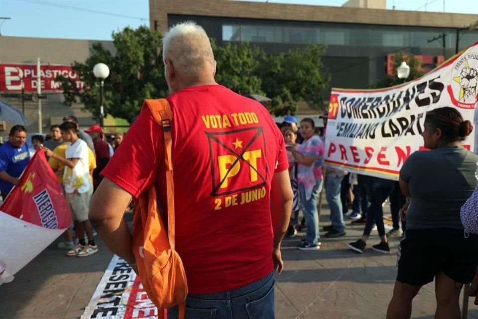 El contingente salió de la plaza del Colegio Civil a las 18:25 horas.