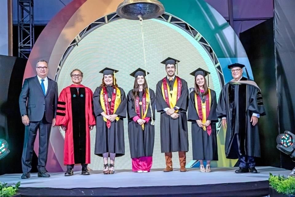 Alumnos graduados junto a Dr. Q.