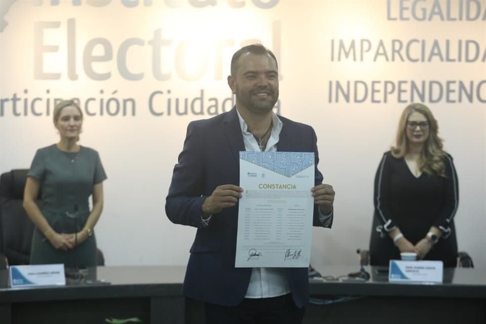 El emecista Quirino Velázquez recibió su constancia de mayoría que lo acredita como Alcalde de Tlajomulco, del 1 de octubre 2024 al 30 de septiembre 2027.